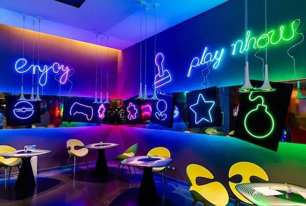 Arte luminosa nel design district milanese