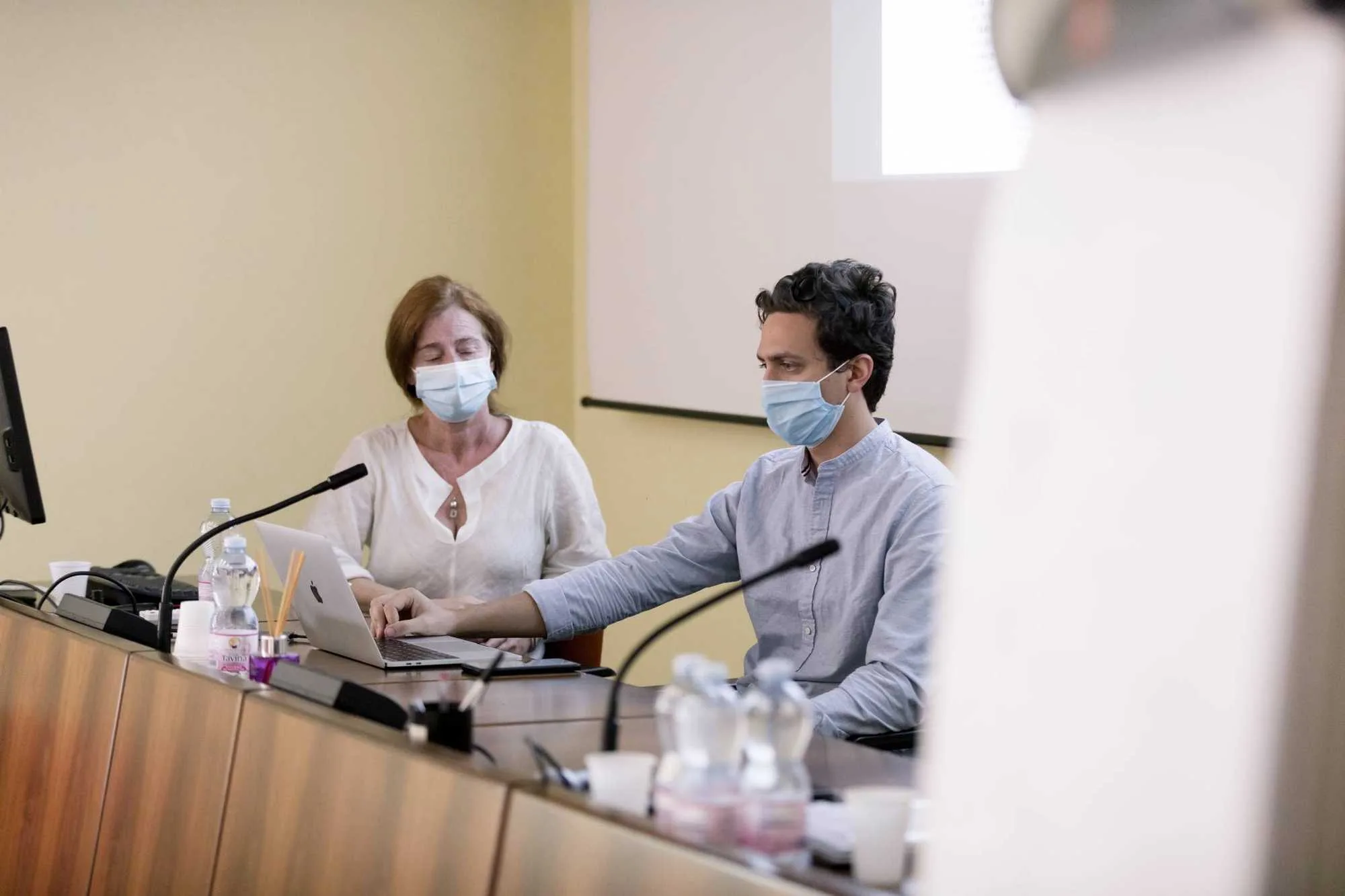 Persone alla conferenza stampa della Fondazione Teresa Camplani