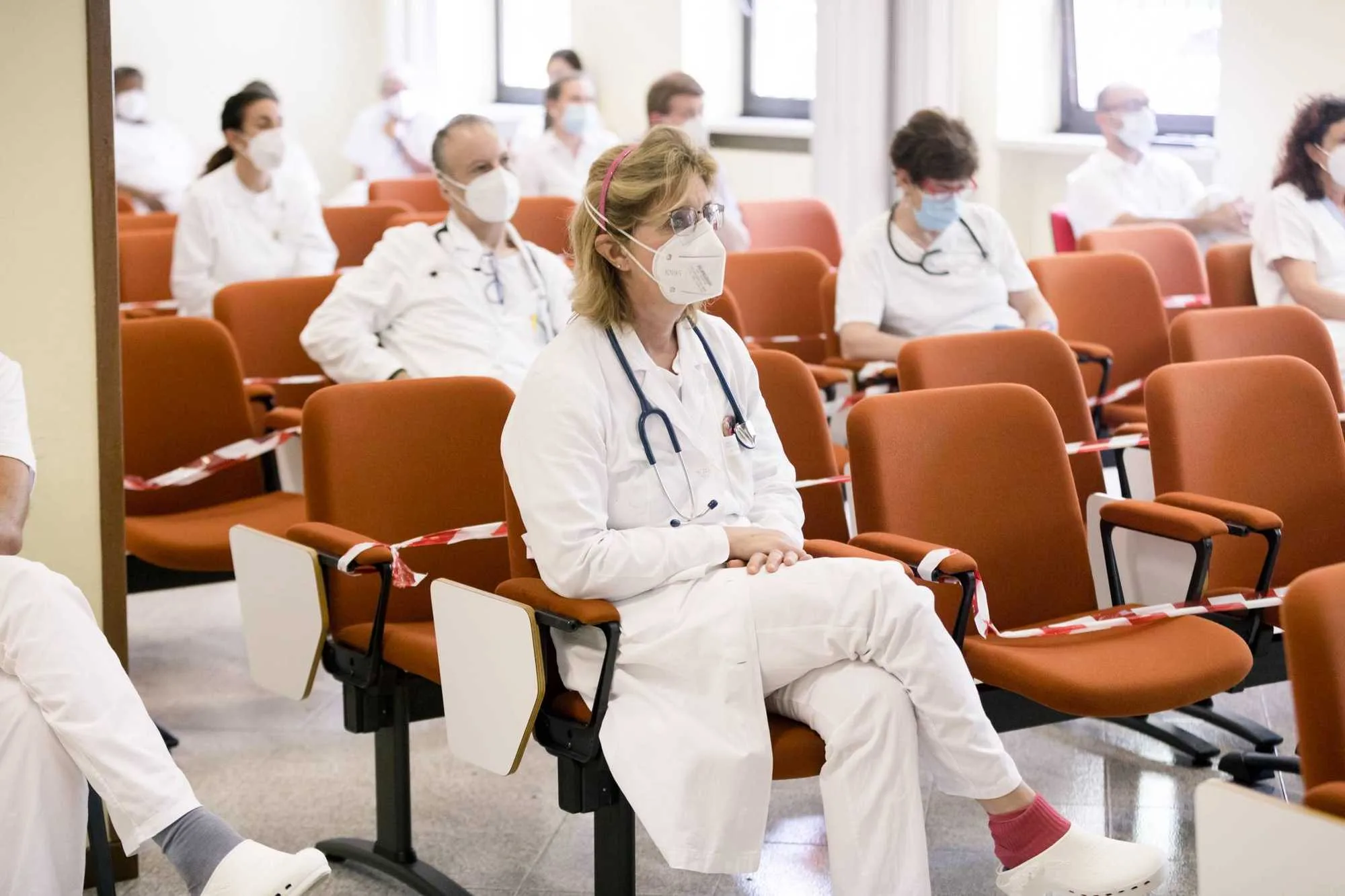 Persone alla conferenza stampa della Fondazione Teresa Camplani