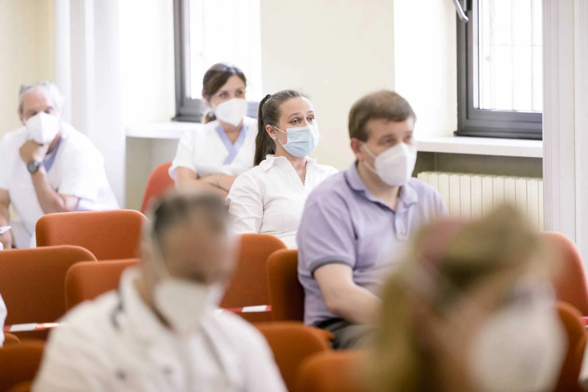 Persone alla conferenza stampa della Fondazione Teresa Camplani