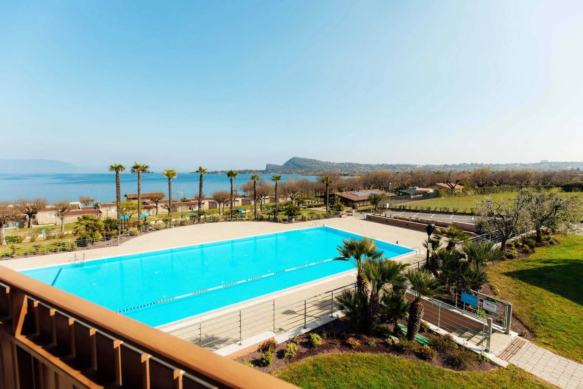 piscina con vista lago di Garda