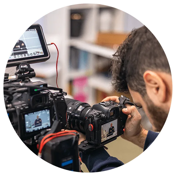 Videomaker che registra video aziendale