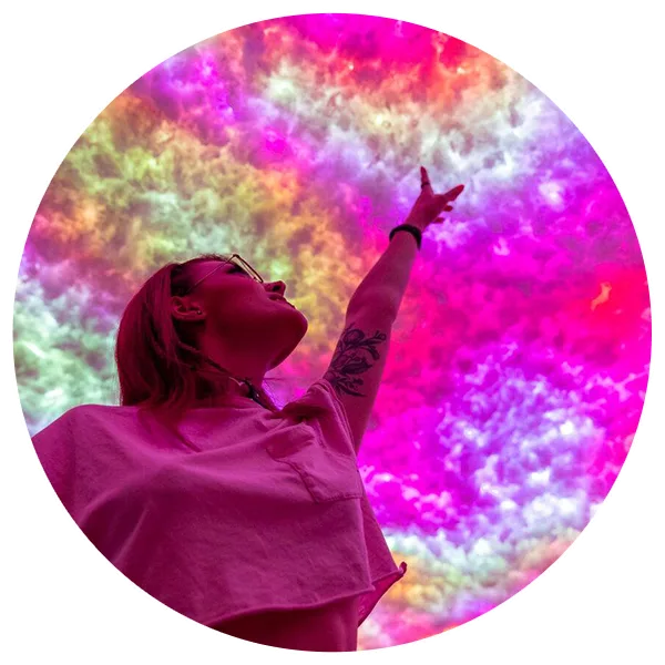 ragazza indica soffitto con installazioni di Lighting Design