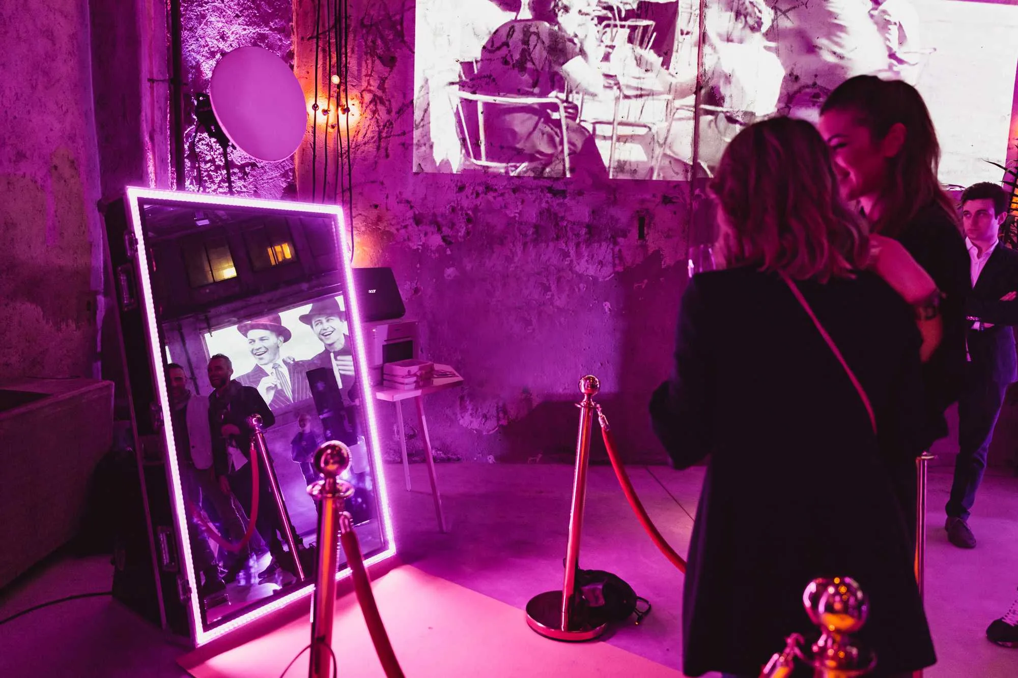 ragazze che si scattano una foto con Open Mirror, il photobooth interattivo