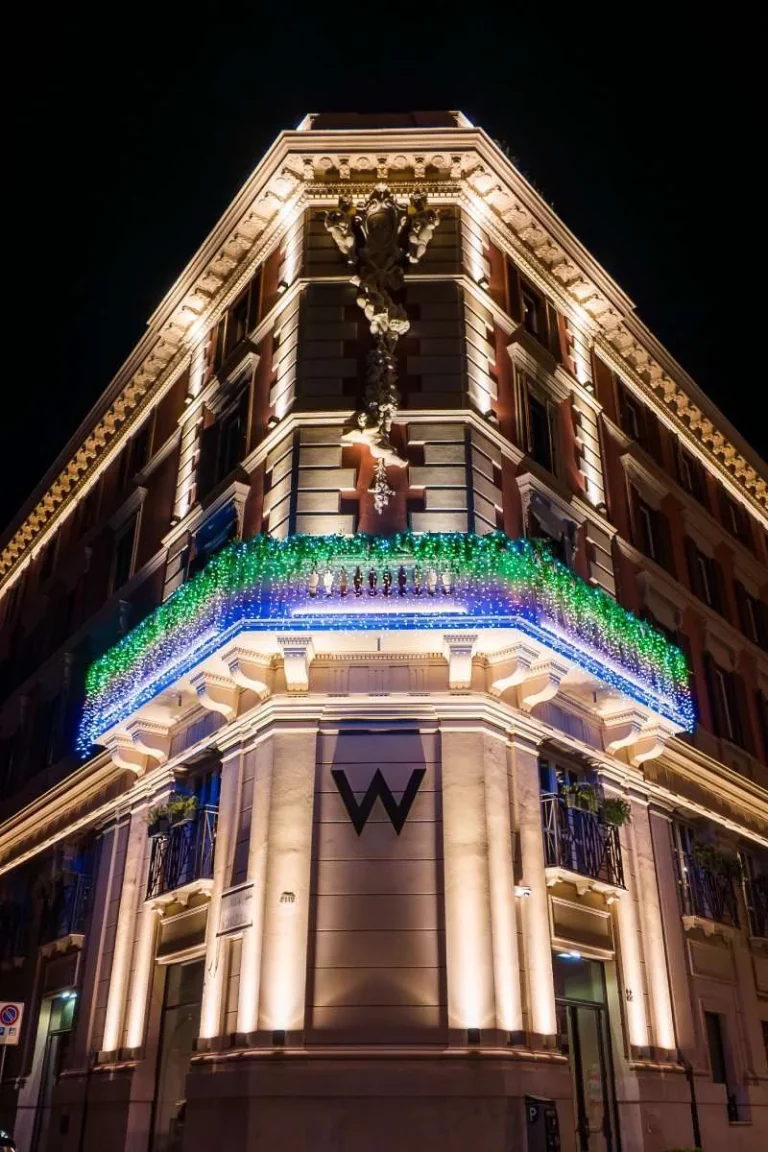 Facciata notturna dell'Hotel W Rome a Natale