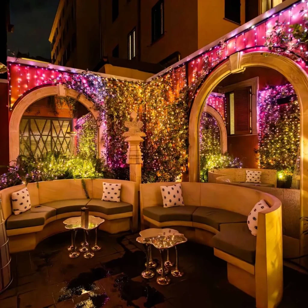 Locale esterno Hotel W Rome di notte