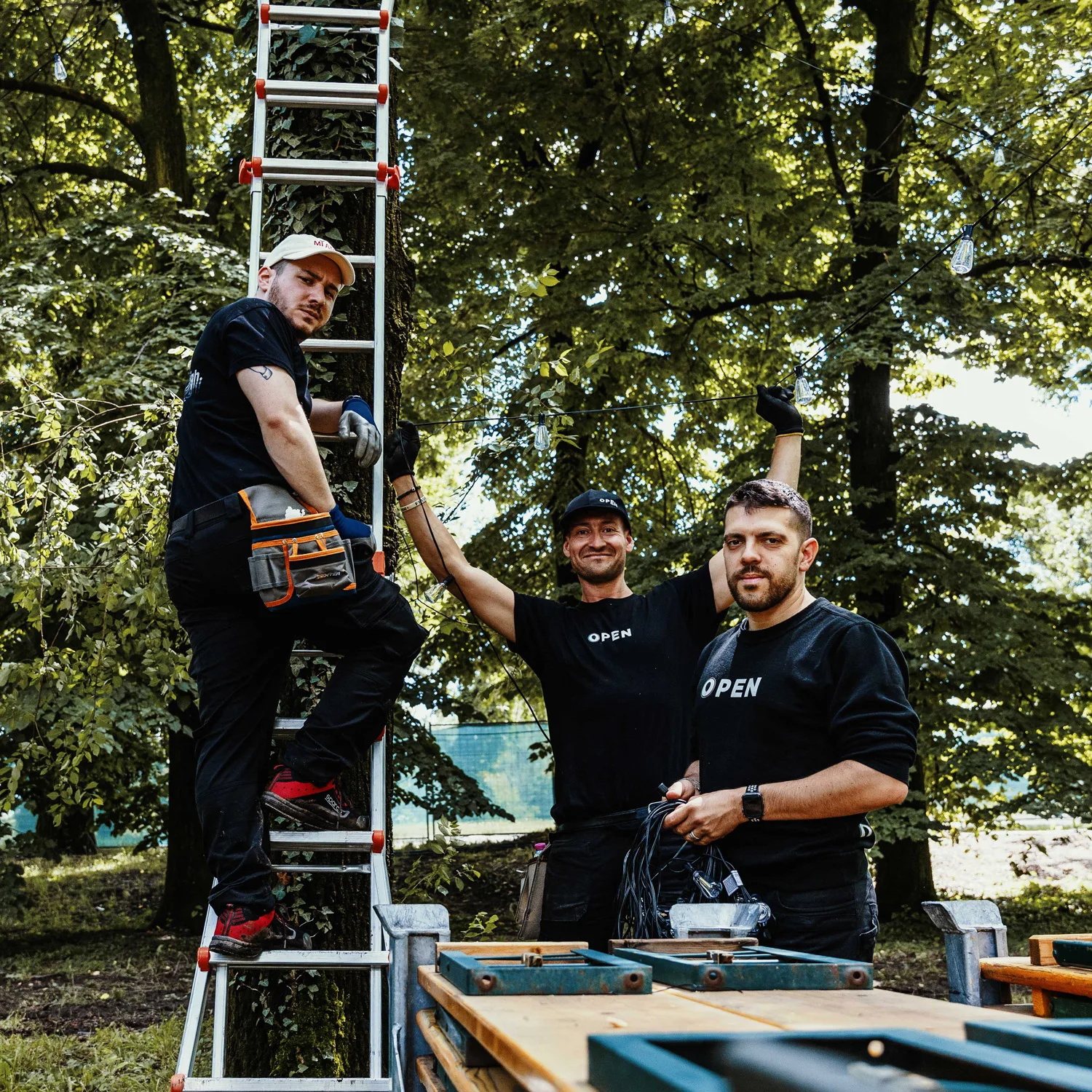 Staff di Open al lavoro per l'installazione di illuminazione design per il MI AMI Festival