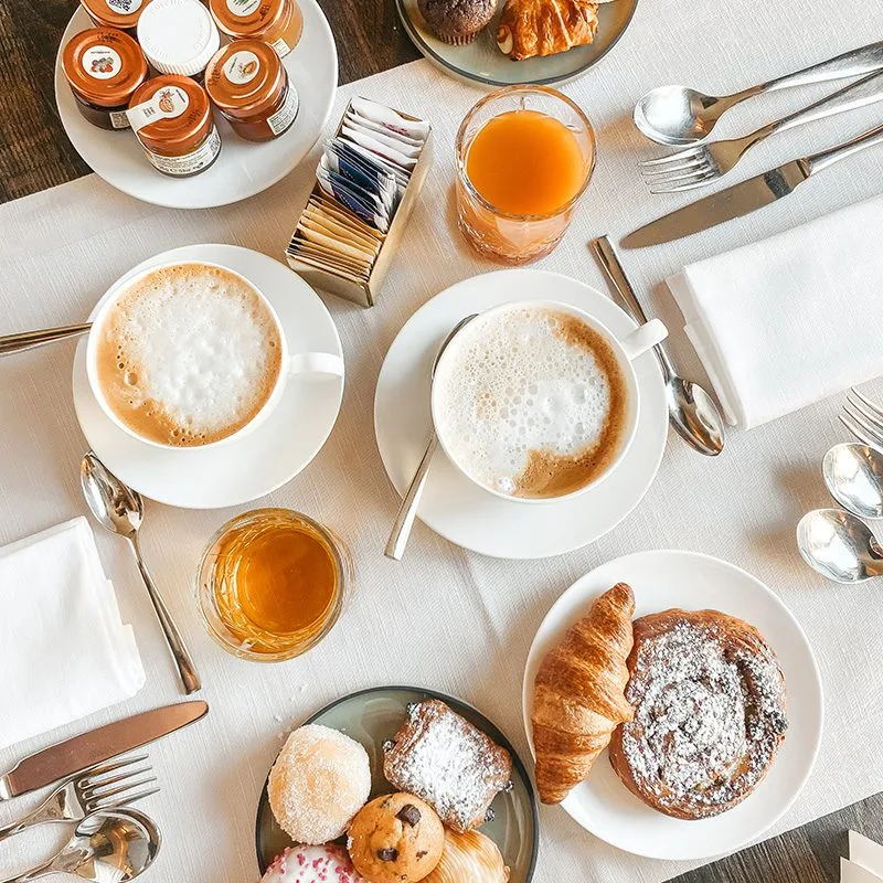 Colazione con caffè, cornetti, biscotti e bevande presso Podere Castel Merlo