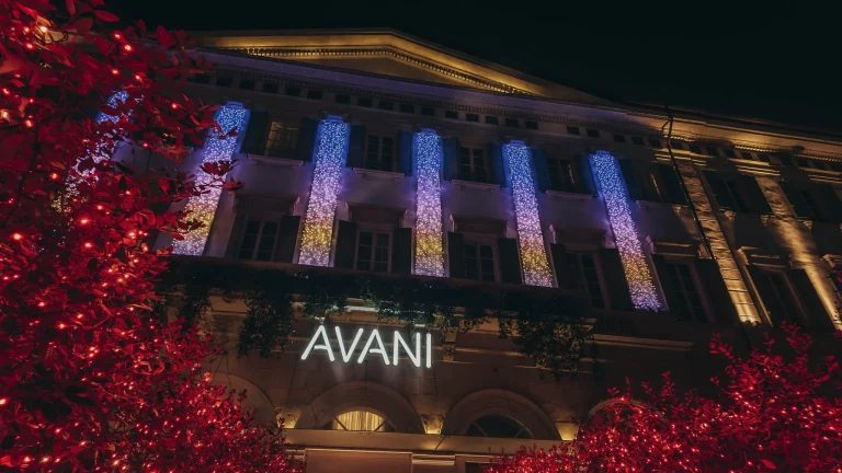 Il Natale Brilla a Milano: Luci Smart per Avani e NH Porta Nuova