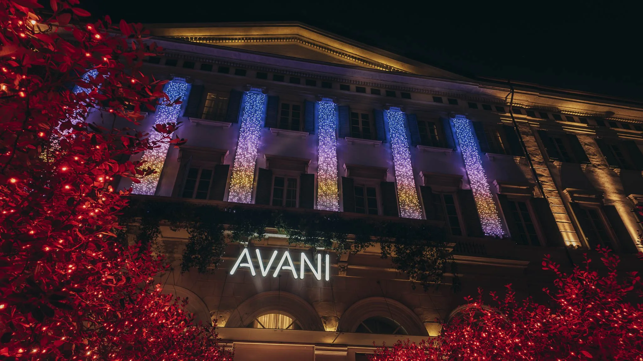 Il Natale Brilla a Milano: Luci Smart per Avani e NH Porta Nuova